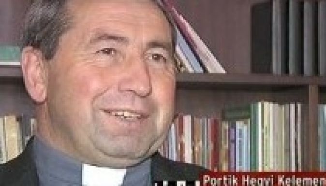 Bepanaszolták a főesperest, mert imádkozik Mezei Jánosért