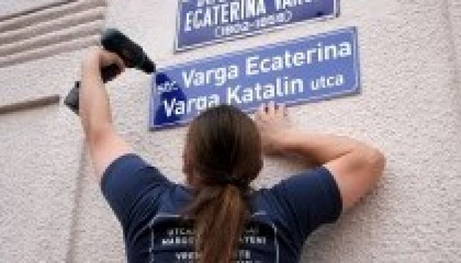 A kétnyelvű utcanévtáblás házakhoz is becsöngetett a rendőrség