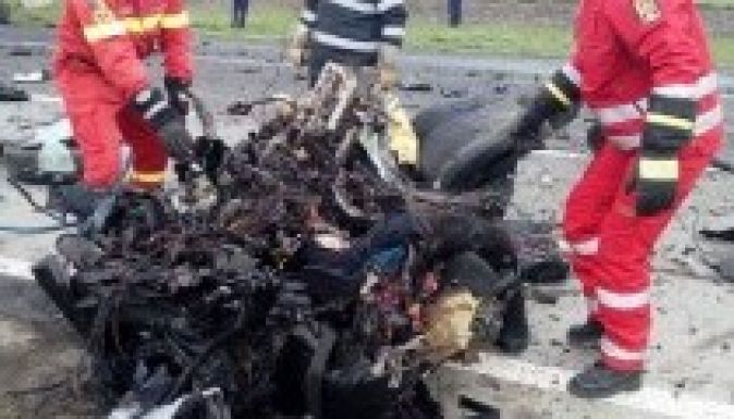 Szörnyű baleset: darabokra zúzta a BMW-t a kamion (VIDEÓ 18+)