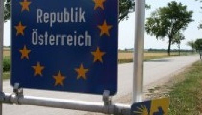 Az osztrák szélsőjobb jelképesen lezárta a magyar határt