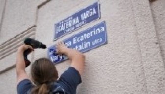 Pont kerül a kétnyelvű utcanévtáblák ügyére Marosvásárhelyen?