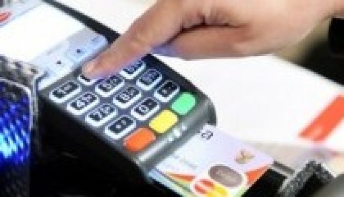 Korbács és mézesmadzag a készpénzhasználat ellen