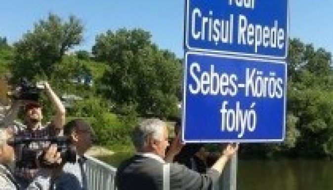 Magyar feliratot tett ki az EMNP az egyik nagyváradi Körös-hídra