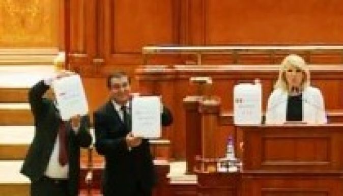 Benzinkannákkal tiltakozott az ellenzék a parlamentben