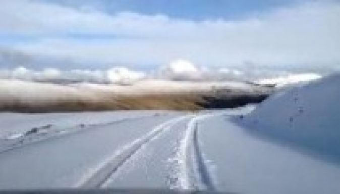 Helyenként még másfél méteres a hó a Transzalpin hegyi úton