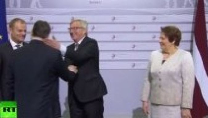 Juncker még pofon is vágta Rigában Orbán Viktort (VIDEÓ)