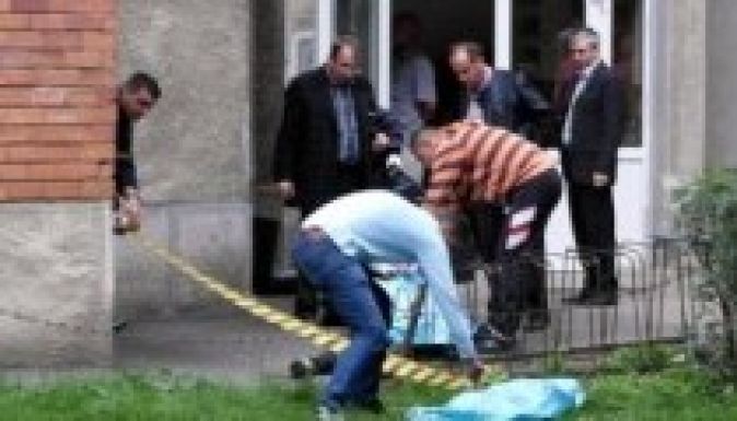 Leugrott két fiatal egy tízemeletes tömbházról Nagyváradon