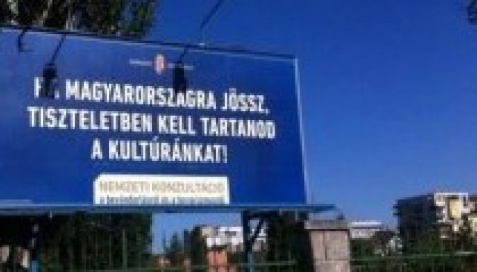 Megjelent az első idegenellenes óriásplakát Magyarországon