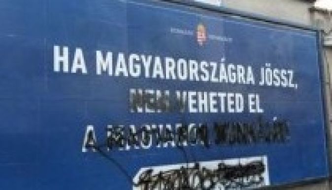 Sorra megrongálják az idegenellenes kormányplakátokat Budapesten