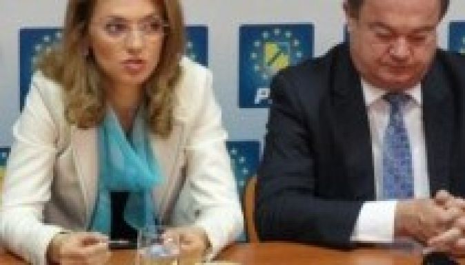 PNL: Victor Ponta a hatalom kedvéért aláássa az ország hitelét