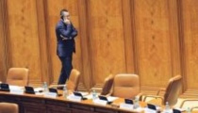 A kormány megbuktatásáról szavaz a parlament