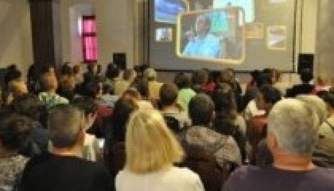 Vidám moziest a csíki várban: Tres Court fesztivál