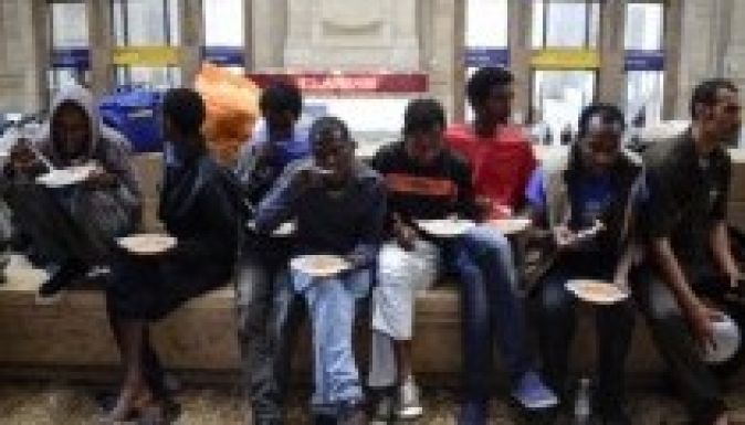 Római és milánói pályaudvarokon táboroztak le a menekültek