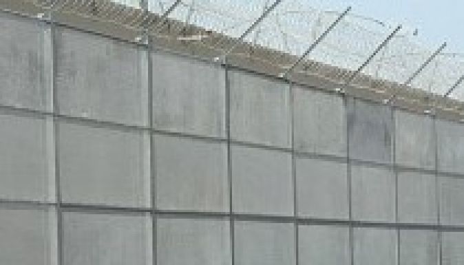 Négy méter magas kerítést emelnek a 175 kilométeres magyar-szerb határon