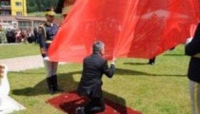 Hatalmas román zászlót húznak fel Csíkszeredában