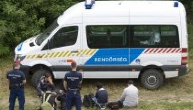 Tömegével érkeznek a menekültek a Tisza árterében Magyarországra