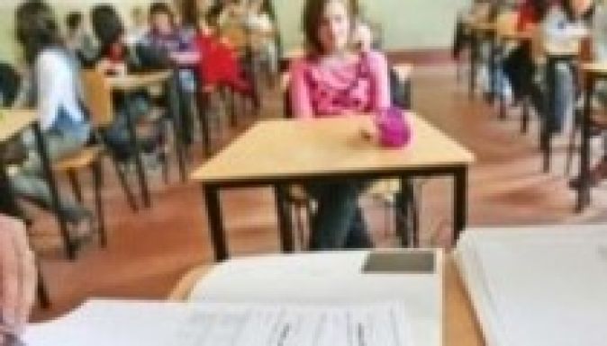 Megszólalt a telefonja, a kizárták a vizsgáról a nyolcadikost