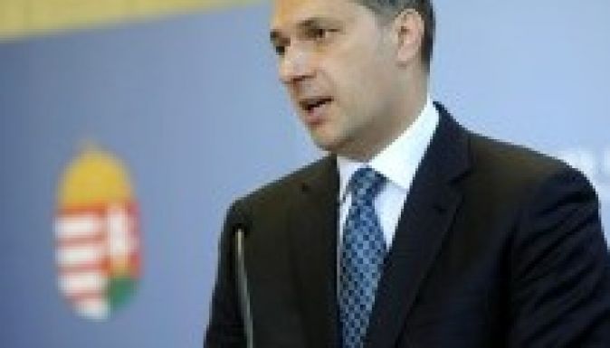 Lázár: kétszázezer bevándorlót is visszatoloncolhatnak Magyarországra