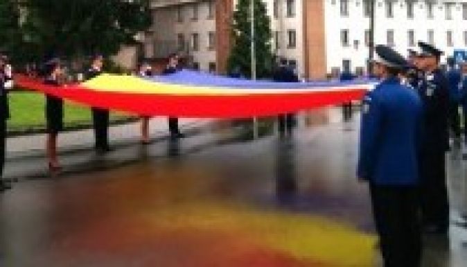 Felvonták az óriástrikolórt Csíkszeredában (GALÉRIA)