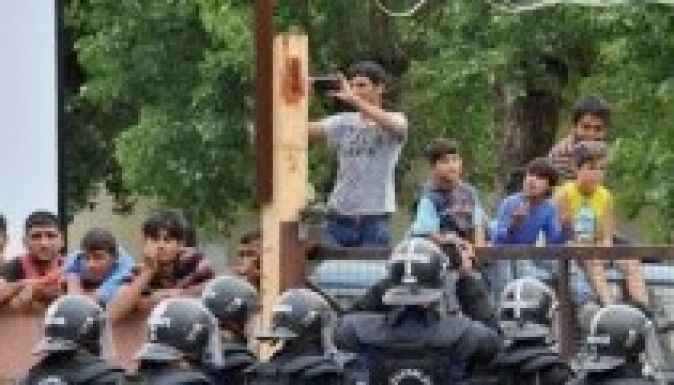 Le Monde: „Orbán a párizsi merényleteket használta ki”