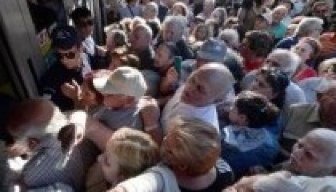 Hétfőig tart ki a bankok pénze Görögországban