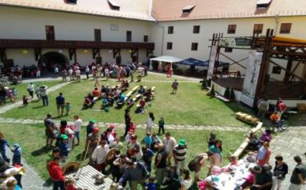 Régizene, Mikó-vári lovagiasságokkal