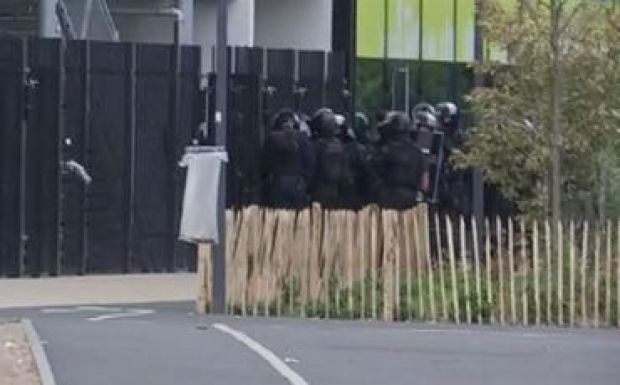 Fegyveres túszejtés Párizs külvárosában