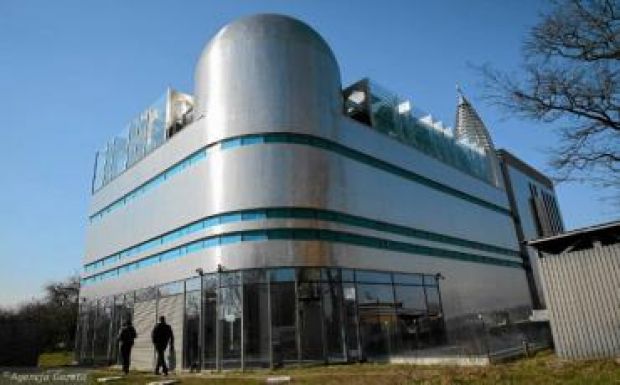 Sertésfejeket szórt szét egy csalódott nő az új varsói mecsetben