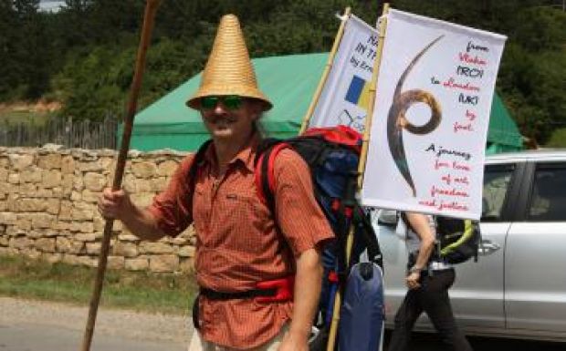 Elindult gyalog Londonba Bartha Ciupe Ernő szobrászművész