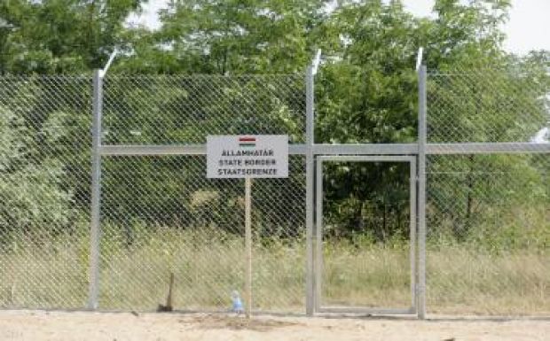 Már elkészült a próbakerítés Magyarország déli határvonalán