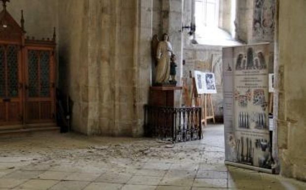 Sörfesztivál a Főtéren: omlott a vakolat a Szent Mihály templomban