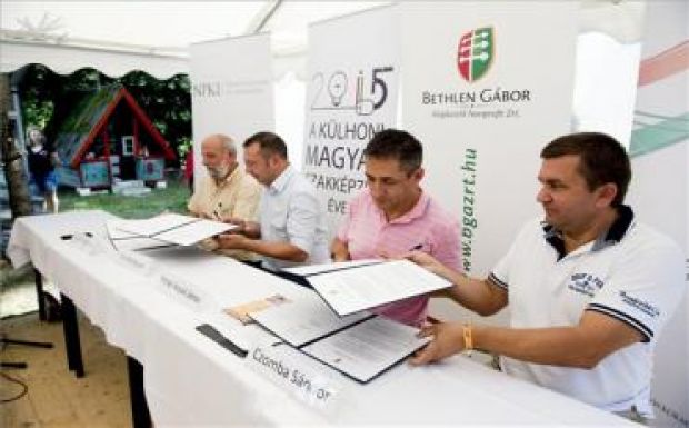 Aláírták Tusványoson az erdélyi magyar szakképzés fejlesztéséről szóló megállapodást