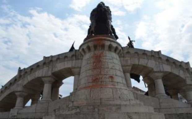 Festékkel öntötték le a kolozsvári Mátyás-szobrot (GALÉRIA)