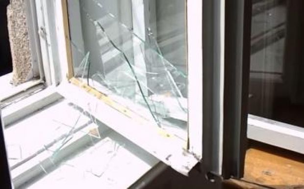 Fényes nappal téglával betörték a szatmárnémeti RMDSZ-székház ablakát