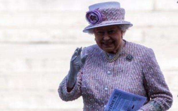 Végül csak beadta a derekát II. Erzsébet királynő