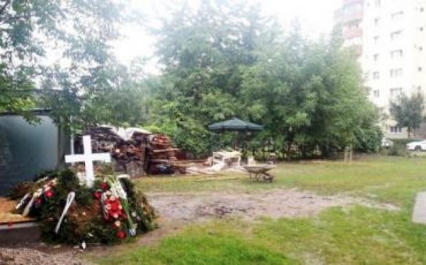 A tömbházak közé temette el a feleségét egy kolozsvári pópa