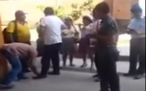 Testőrével köttette be cipőfűzőjét Evo Morales