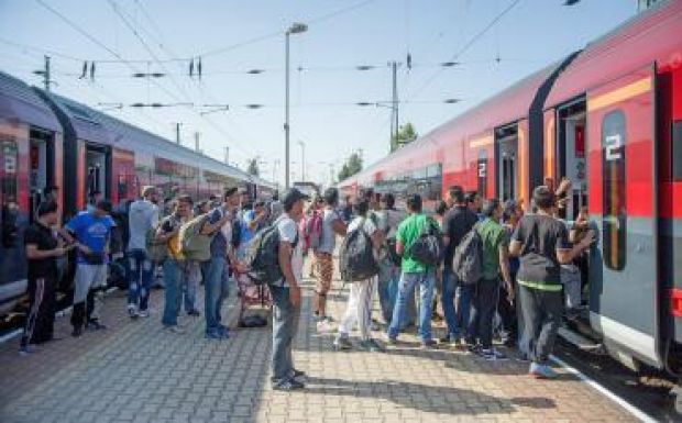Megállították a menekültekkel teli vonatot az osztrák-magyar határon