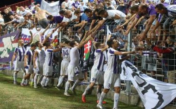 Megbüntették a magyar klubokat, mert a drukkerek Romániát becsmérelték