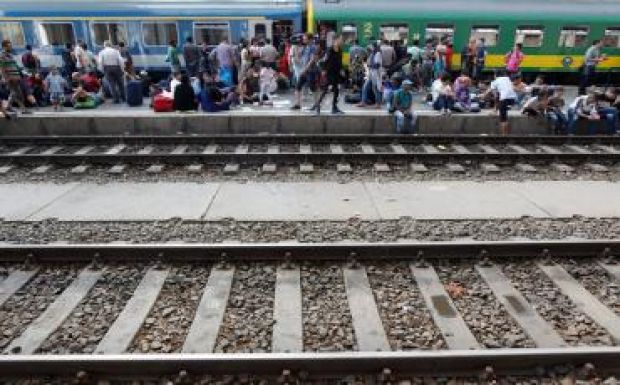 Bicskére szállítják a Keleti pályaudvarról a menekülteket
