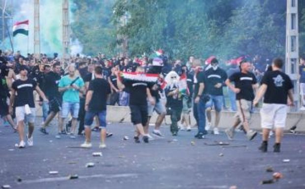 Könnygázt is bevetettek a rendőrök a rájuk támadó futballszurkolók ellen