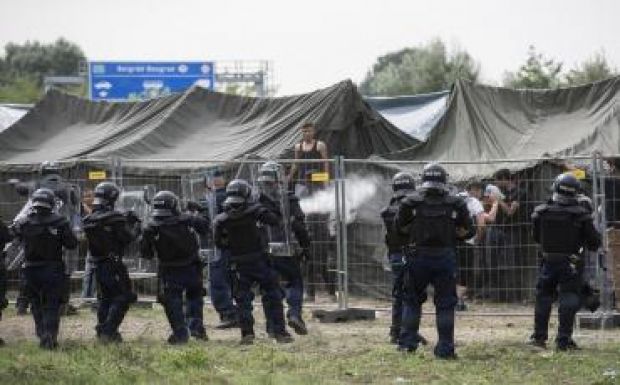 Rendkívül feszült a helyzet a röszkei menekülttábornál