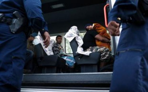 Buszokkal szállítanák el a menekülteket Hegyeshalomig