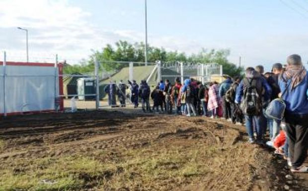 Hullámokban érkeznek a menekültek Szerbiából Magyarországra