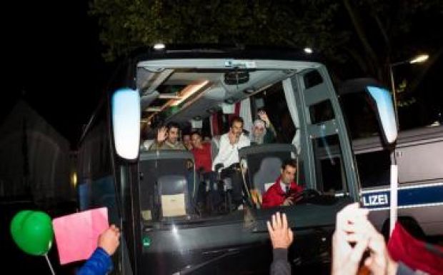 Tapssal és lufikkal fogadják a németek a menekülteket