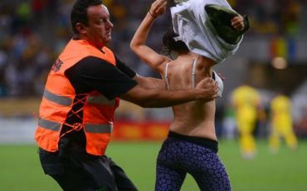 Melltartóra vetkőző szurkoló dobta fel a  Románia–Görögország meccs hangulatát