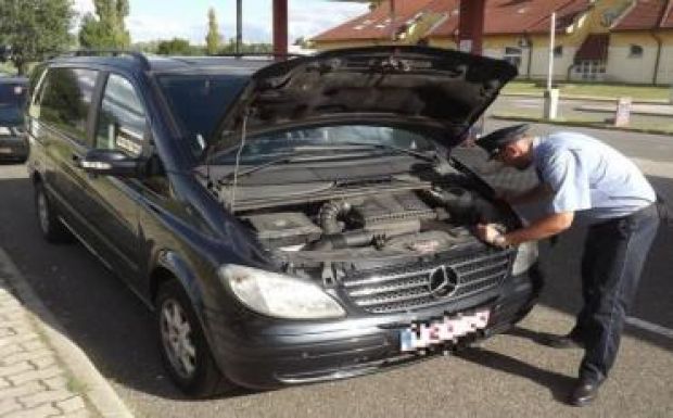Gyanús Mercedest állítottak meg a román-magyar határnál