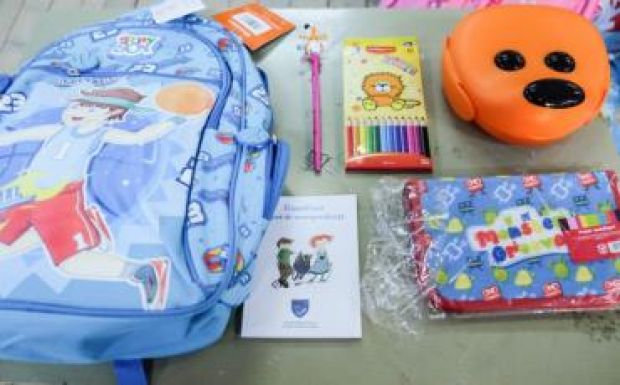 Ajándék iskolatáskát kapnak a háromszéki kisdiákok