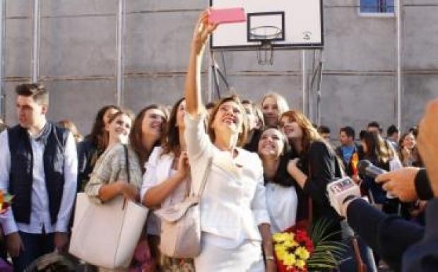 Diákjaival szelfizett Carmen Johannis az első iskolai napon