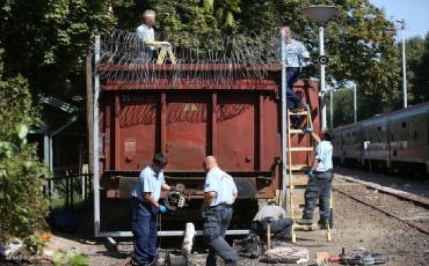 Ezzel a vagonnal zárják be a Röszke melletti kerítést